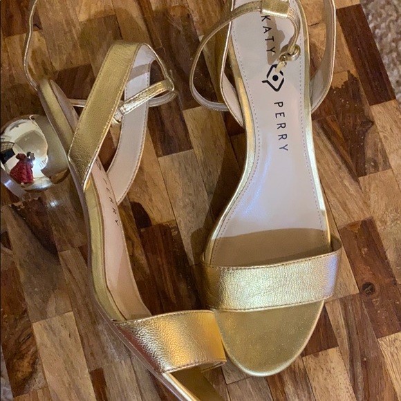 Gold Slippers - Picture 4 of 4